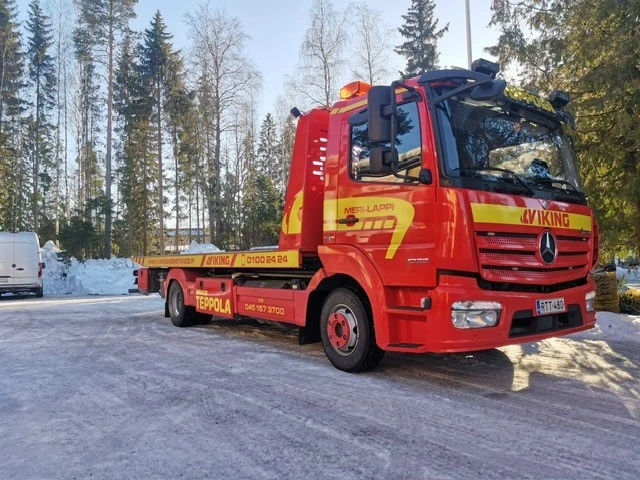 Hinaus Teppolan liukulavahinausauto metsätiellä.